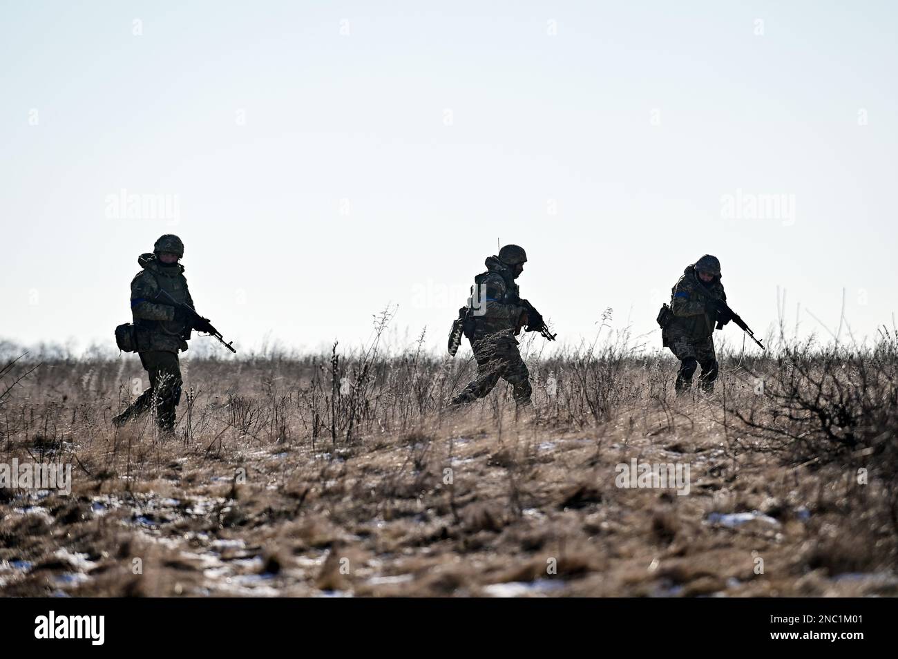 REGIONE DI ZAPORIZHZHZHIA, UCRAINA - 8 FEBBRAIO 2023 - i soldati armati camminano in un pacco durante la sessione di addestramento dei tiratori ucraini e delle squadre di fuoco a Za Foto Stock