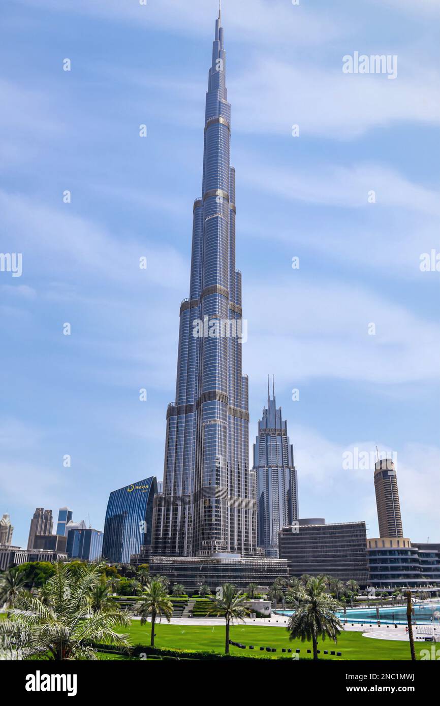 L'edificio più alto del mondo, il Burj Khalifa di Dubai. Con un'altezza di 828 metri (2717 piedi), è un'incredibile impresa architettonica. Foto Stock