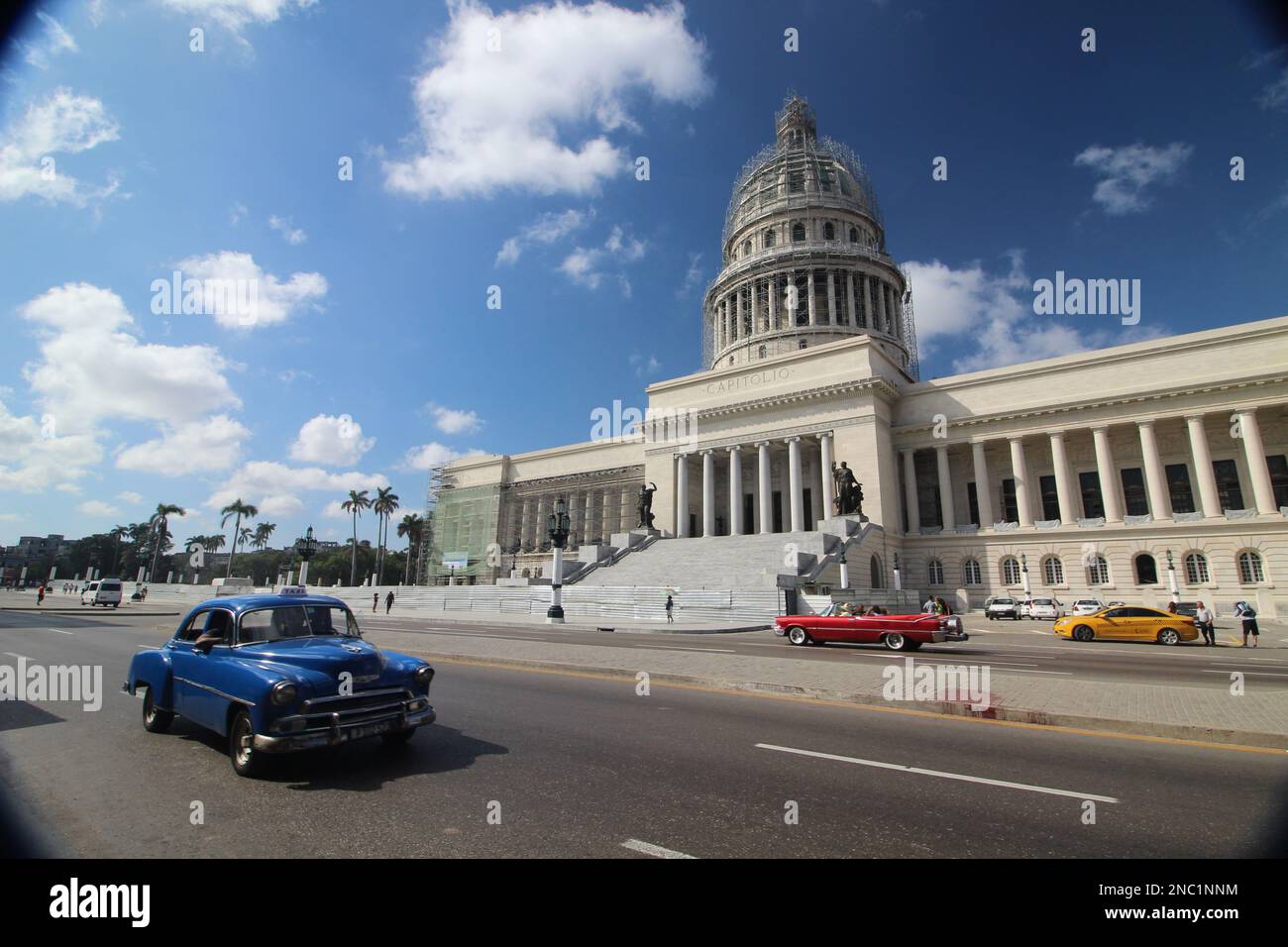 Vecchie auto americane di fronte al Campidoglio cubano a l'Avana Foto Stock
