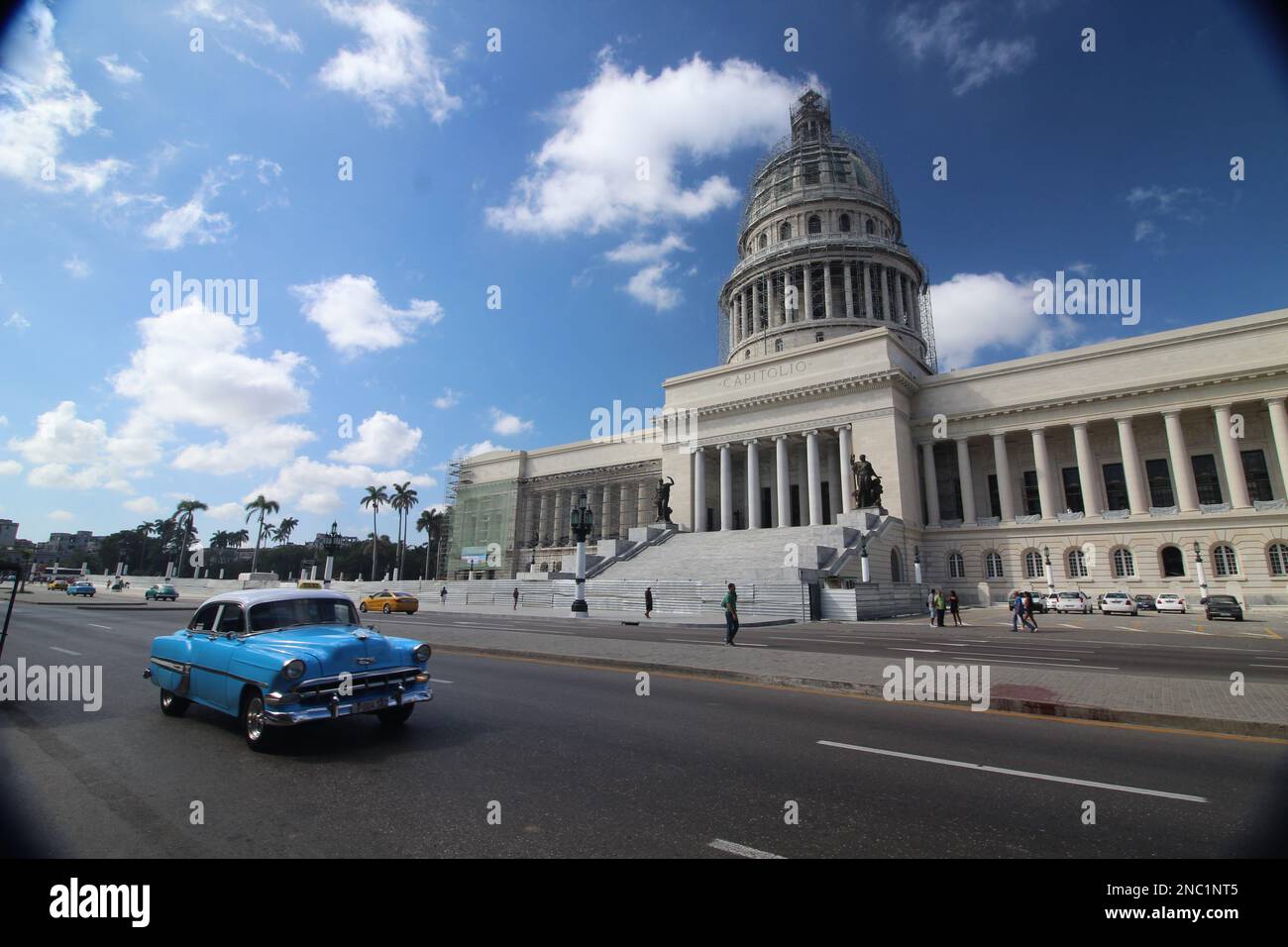 Vecchie auto americane di fronte al Campidoglio cubano a l'Avana Foto Stock