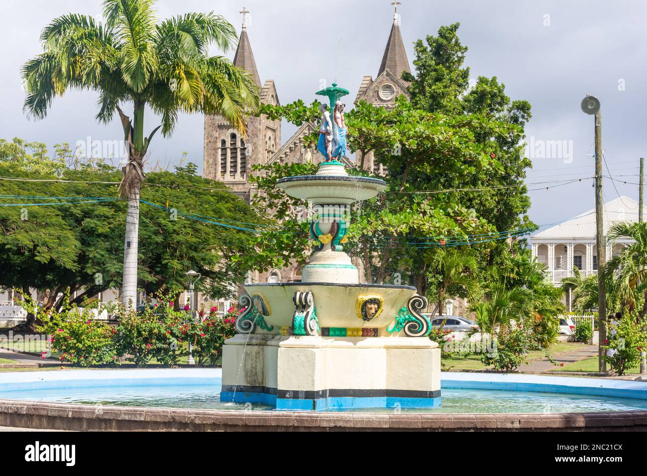 Fontana in Piazza dell'Indipendenza e Immacolata Concezione Cattedrale Cattolica, Basseterre, St Kitts, St. Kitts e Nevis, piccole Antille, Caraibi Foto Stock