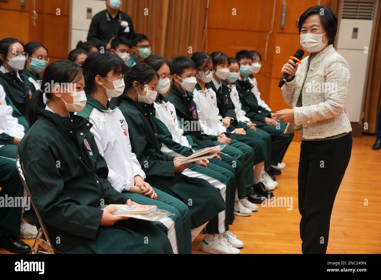 Segretario per l'istruzione, il dottor Christine Choi Yuk-lin incontra gli studenti transfrontalieri presso l'Associazione fraterna di Shun Tak Yung Yau College di Tin Shui Wai mentre le lezioni di persona di un giorno intero vengono riprese per gli studenti transfrontalieri della scuola. 08FEB23 SCMP/ Sam Tsang Foto Stock