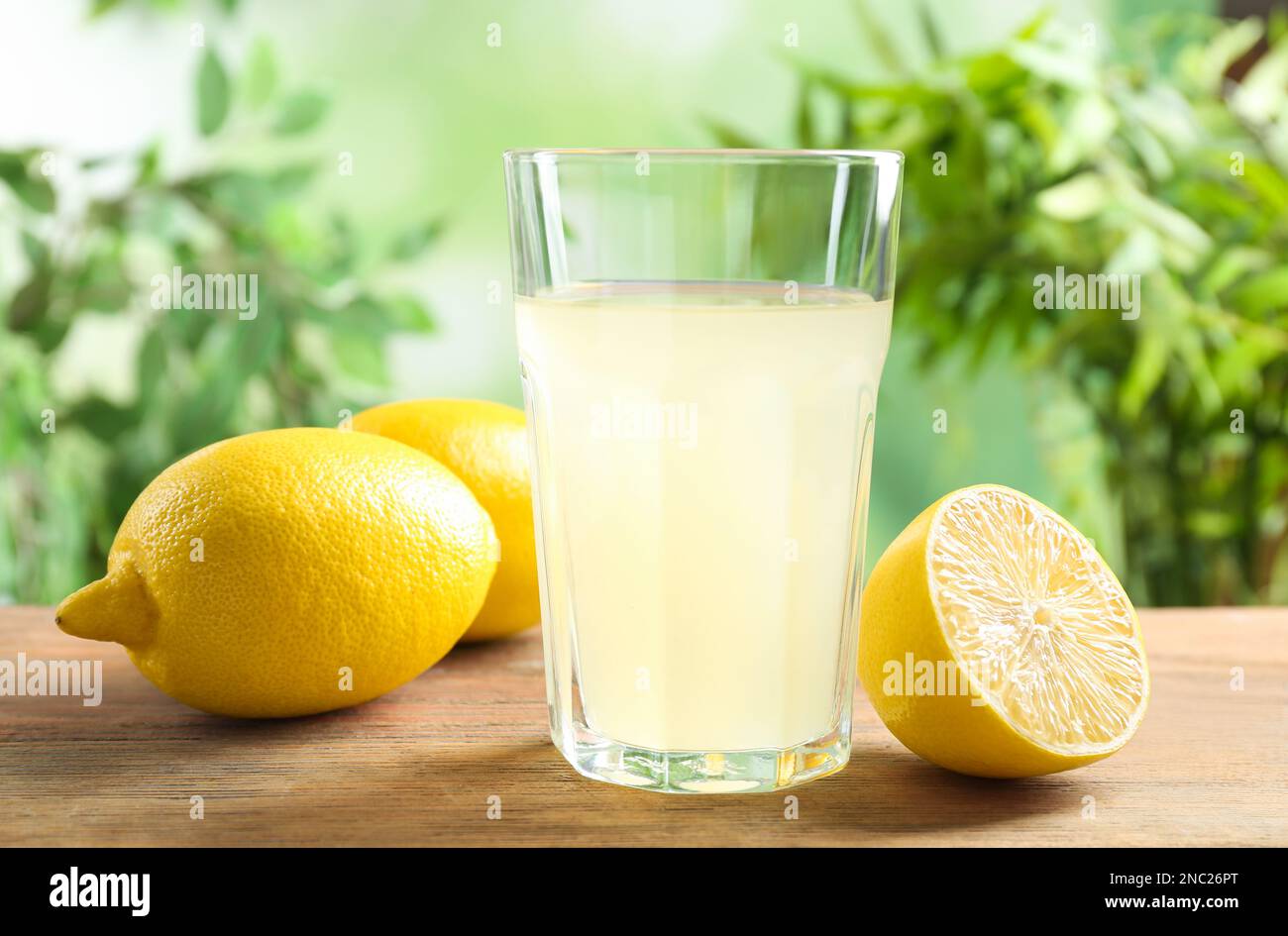 Spremuta di limone in vetro su un tavolo di legno Foto Stock