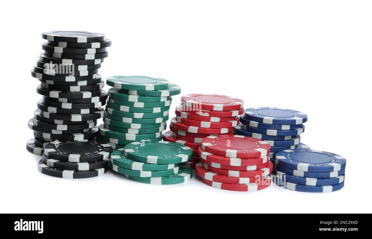Chip di plastica da casinò impilati su sfondo bianco. Gioco di poker Foto Stock