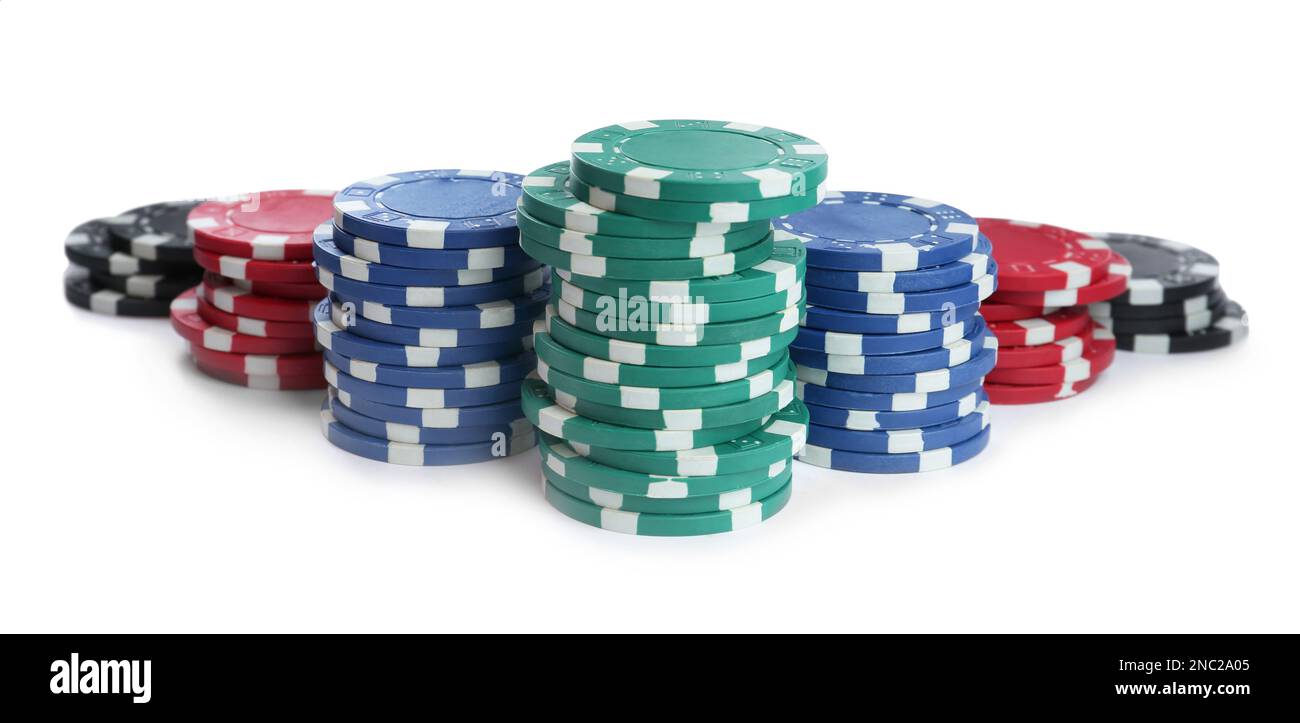 Chip di plastica da casinò impilati su sfondo bianco. Gioco di poker Foto Stock