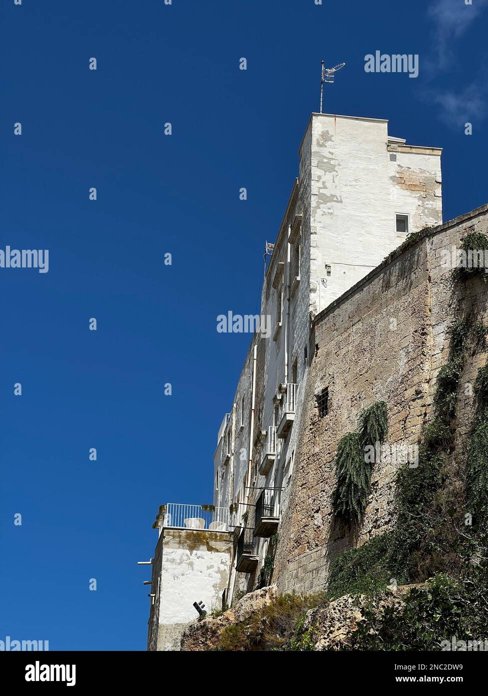 Una casa in pietra e una terrazza si affacciano sul Mar Adriatico a Polignano a Mare, Puglia, Italia. Una delle località balneari più famose della costa di Bari, po Foto Stock