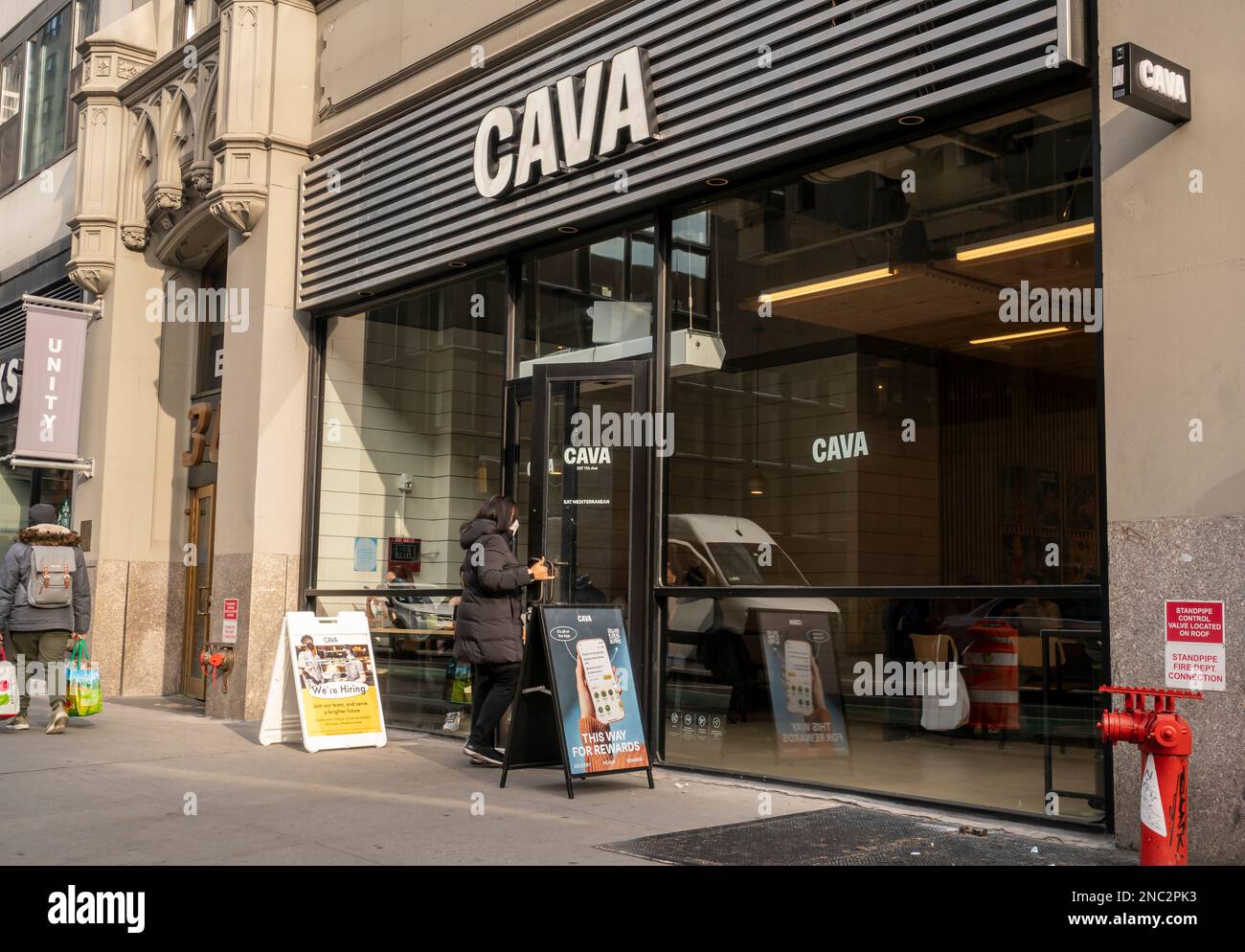 Un ramo della catena Cava Grill di ristoranti fast-casual nel quartiere  Chelsea di New York Lunedi', 6 Febbraio 2023. Il Gruppo Cava è stato  depositato in via confidenziale presso la SEC per