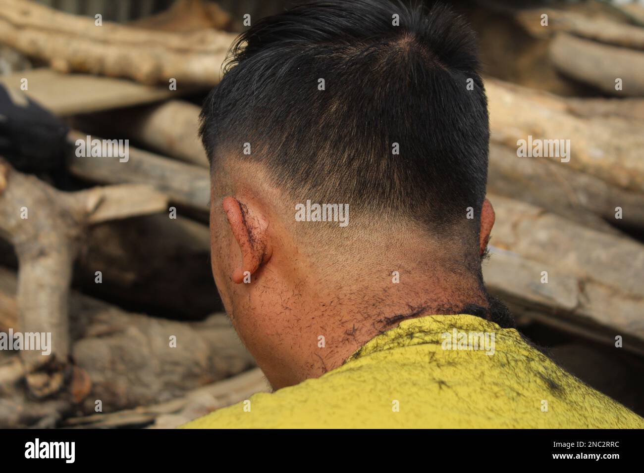 Giovane uomo in Barbershop Hair Care Service concetto. Messa a fuoco selettiva. Foto di alta qualità per il taglio dei capelli Foto Stock