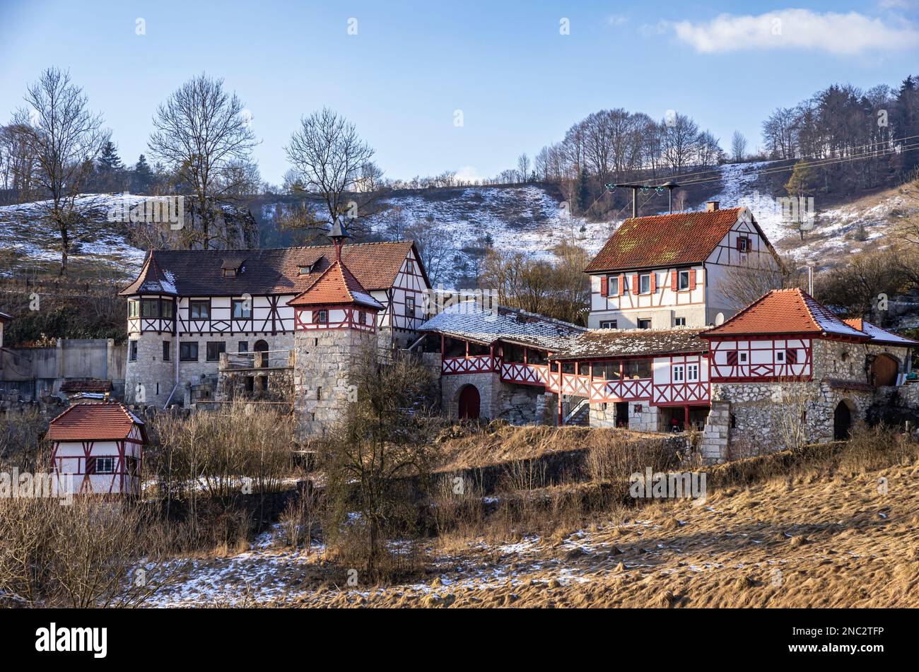 Dorf Gundelfingen im tal der Großen Lauter bei Münsingen, Schwäbische Alb, Baden-Württemberg, Deutschland, Europa. Villaggio di Gundelfingen nel vall Foto Stock