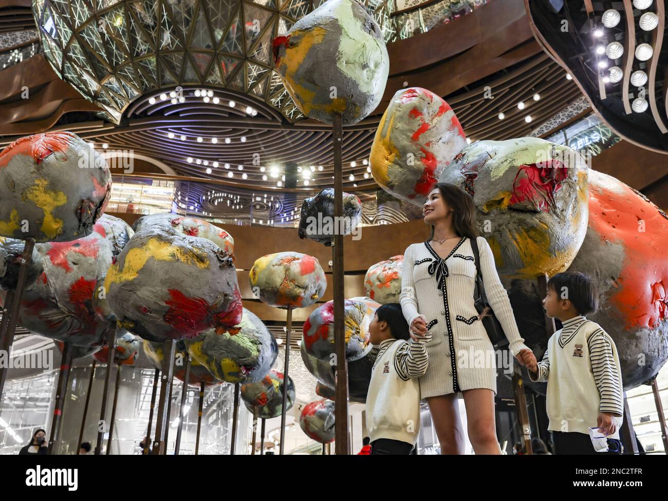 I clienti hanno passato un'illustrazione intitolata 'untitled: Folly; baubles' dell'artista britannico Phyllida Barlow sono esposti a K11 MUSEUM in Tsim Sha Tsui. 11FEB23 SCMP/Yik Yeung-man Foto Stock