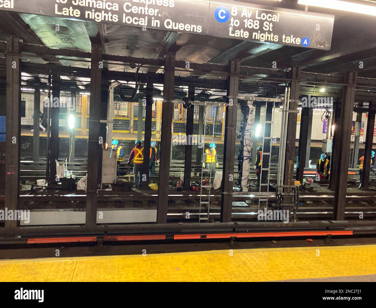 I lavoratori MTA nella stazione della metropolitana West 23rd Street eseguono il fine settimana di lavoro sul letto pista Domenica, 12 febbraio 2023. (© Frances M. Roberts) Foto Stock