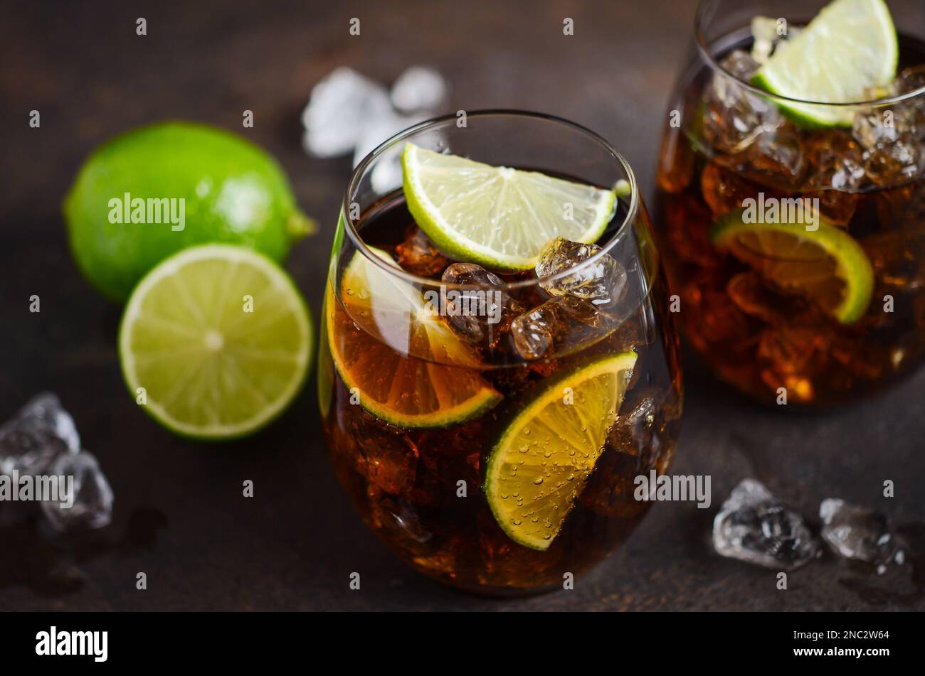 Cuba Libre con rum marrone, cola e lime. Cuba Libre o Long Island cocktail. Foto Stock