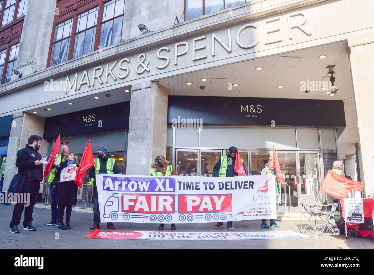 Londra, Regno Unito. 14th Feb, 2023. I manifestanti hanno un banner "Fair pay" durante la dimostrazione. Unisci i membri sindacali fase a San Valentino di protesta al di fuori Marks & Spencer su Oxford St over consegna società Arrow XL, parte del gruppo Logistics Holdings Ltd, che è stato accusato di pagare salari molto bassi ai lavoratori. United sta chiedendo a rivenditori come Marks & Spencer, che lavorano con la società logistica, di esercitare pressione sul proprio fornitore. Credit: SOPA Images Limited/Alamy Live News Foto Stock