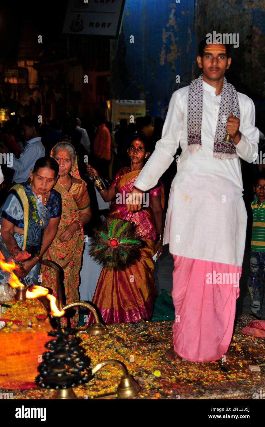 Gruppo di persone che eseguono Agni Puja, Varanasi - India Foto Stock