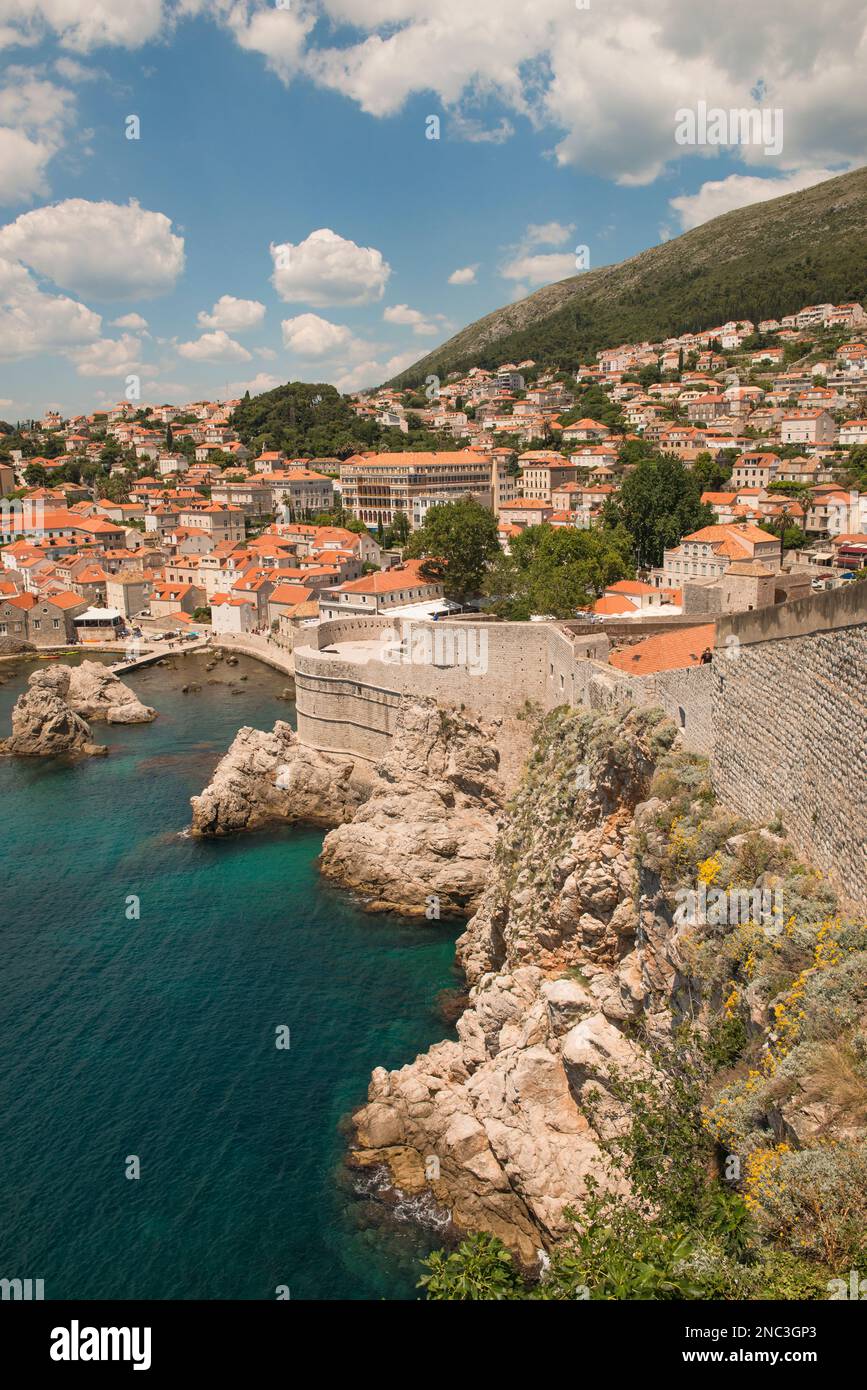 Croazia Dubrovnik Paesaggio Mare e le mura della città vecchia Foto Stock