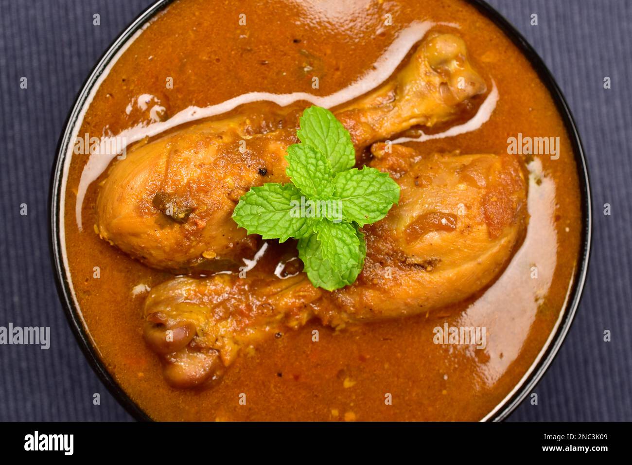 Primo piano di curry di pollo masala sul recipiente Foto Stock