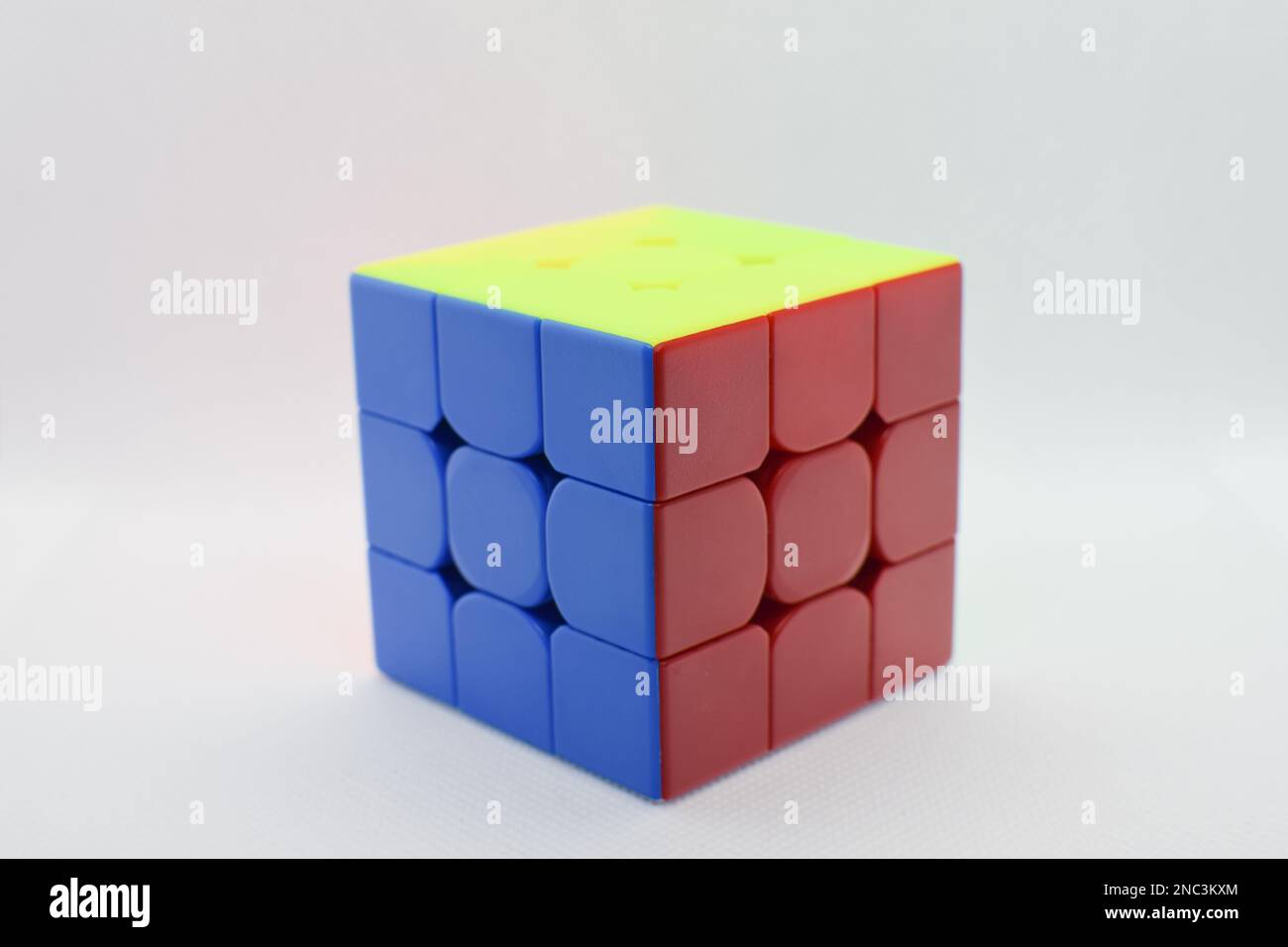 Un cubo di Rubik su sfondo bianco Foto Stock