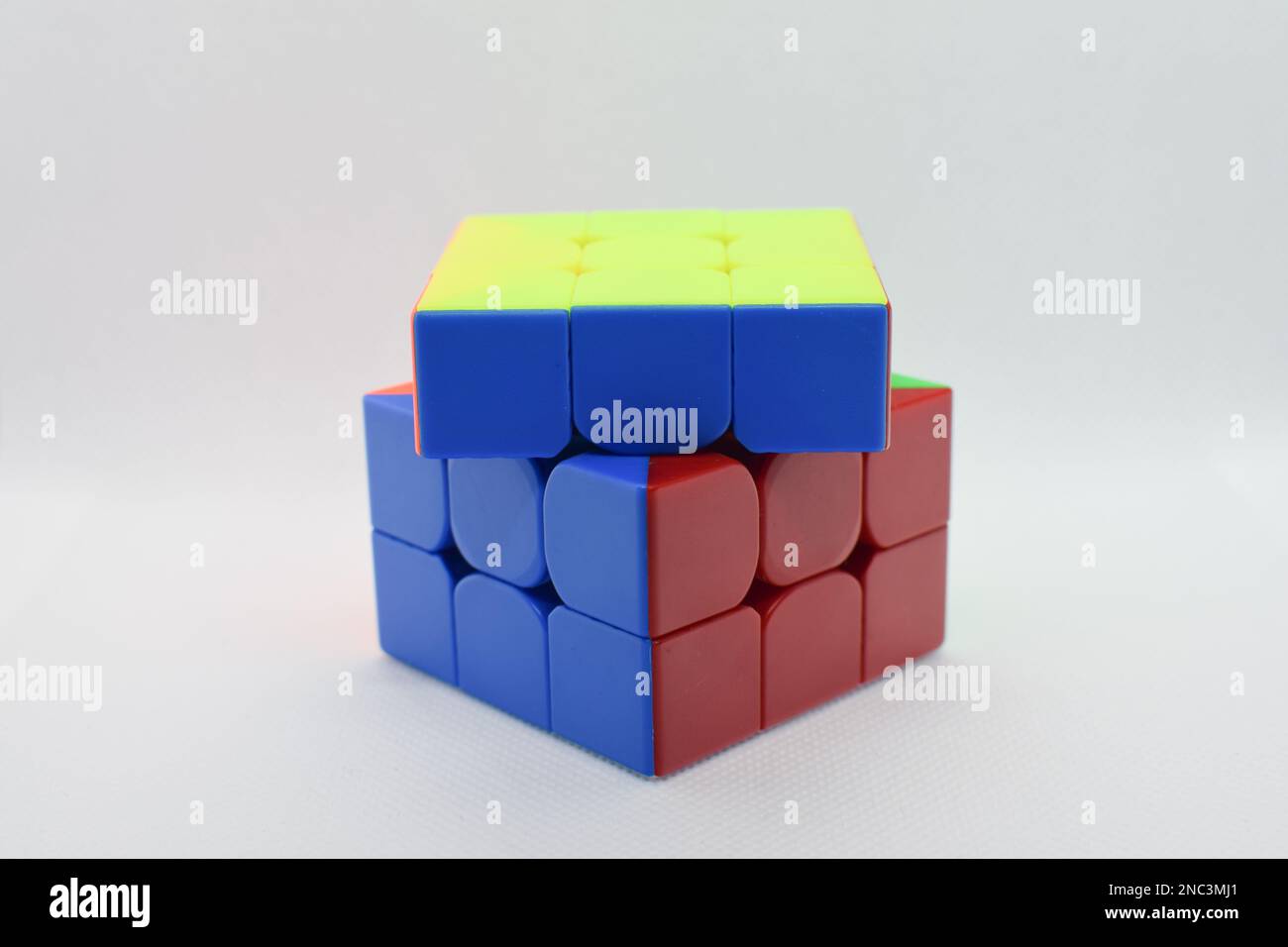 Un cubo di Rubik su sfondo bianco Foto Stock