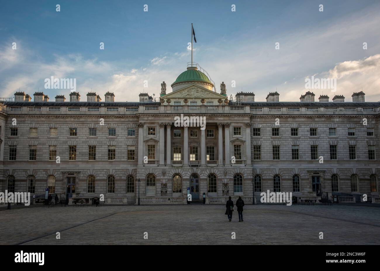 Somerset House situato tra lo Strand e l'Embankment del Tamigi, Londra, Regno Unito Foto Stock