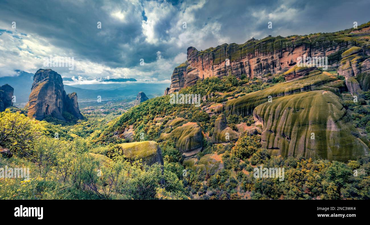 Spettacolare vista estiva di Meteora, patrimonio dell'umanità dell'UNESCO. Oscura scena mattutina dei monasteri ortodossi orientali, costruiti sulla cima di colonne rocciose. Kalam Foto Stock