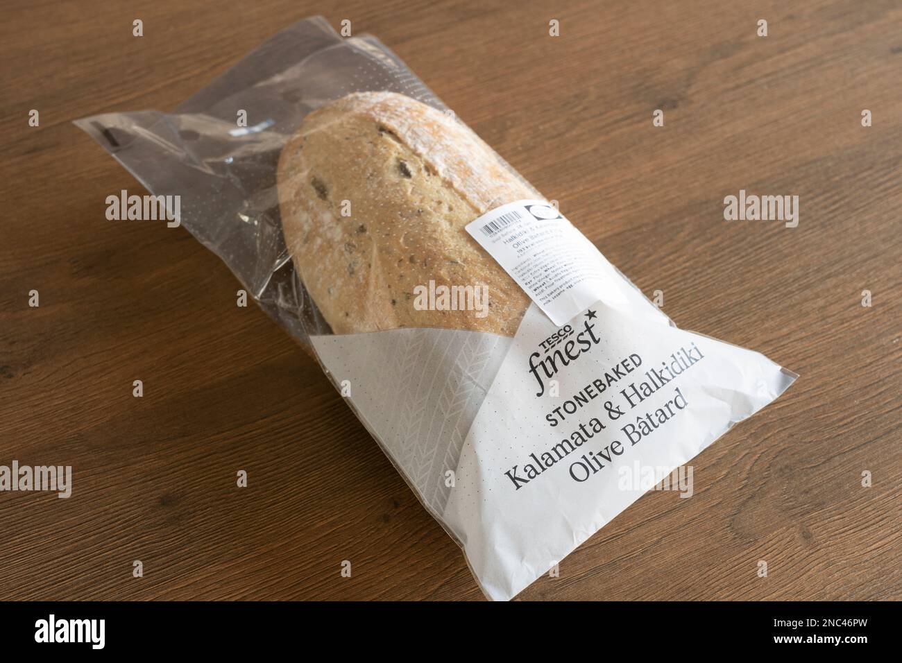 Un supermercato Tesco formaggio finito a mano e pane piatto di pomodoro in confezioni di plastica su un piano di lavoro da cucina. REGNO UNITO. Concetto: Supermercato proprio marca alimentare Foto Stock