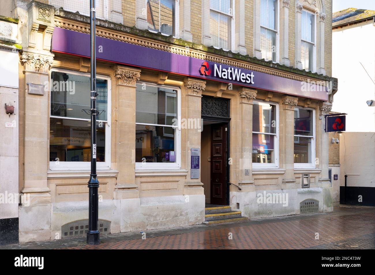 Logo e titolo della banca NatWest sull'esterno di una filiale di alta strada a Basingstoke, Regno Unito. Concetto: Settore bancario del Regno Unito, servizi finanziari Foto Stock