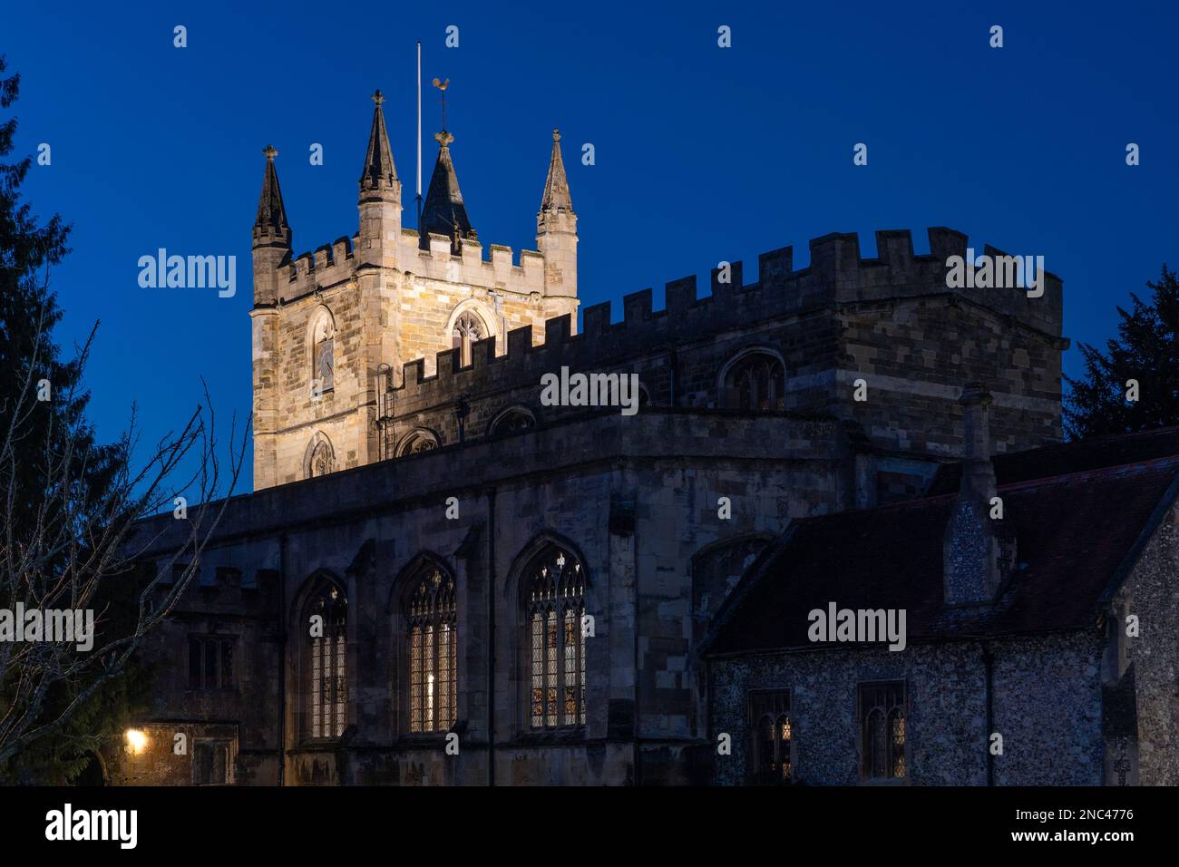 St La Chiesa di Michele illuminata di notte. Una chiesa parrocchiale anglicana di grado i elencati & costruzione principalmente 16th ° secolo a Basingstoke, Inghilterra Foto Stock