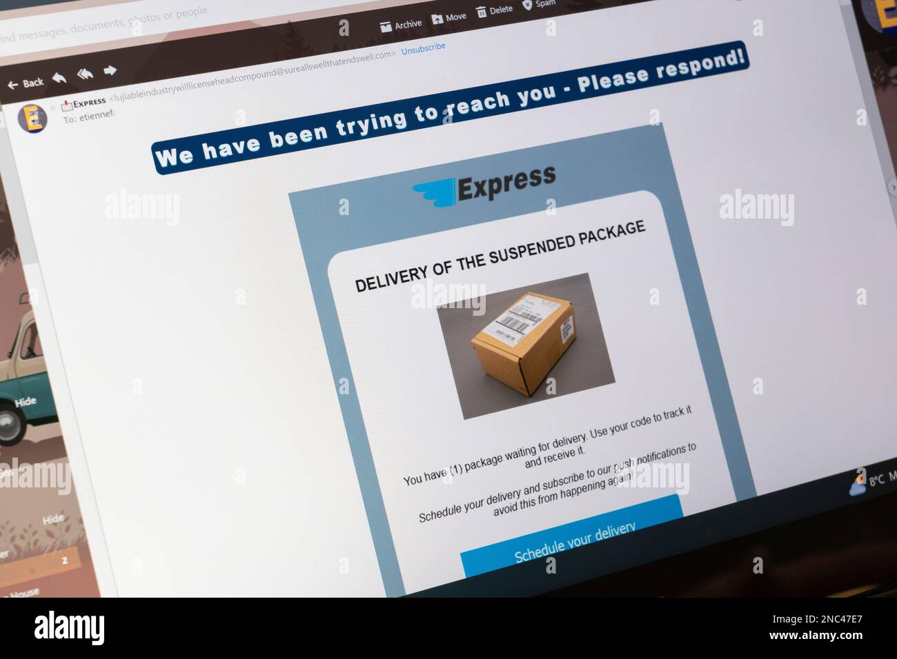 Falso messaggio di phishing del nome della società di consegna pacchi da parte di truffatori che mirano a ottenere dati e informazioni personali. Concetto: E-mail fraudolente, e-mail fraudolente Foto Stock