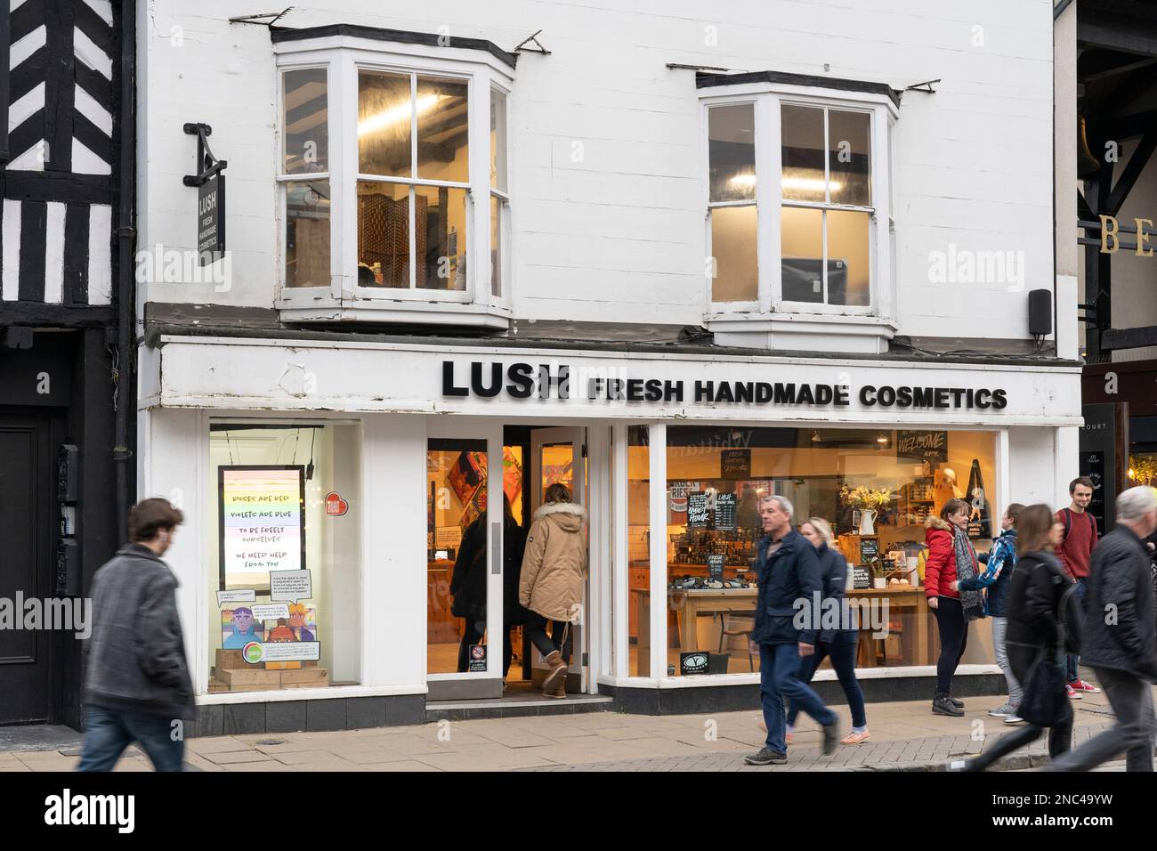 Persone che camminano davanti all'esterno di un negozio lussureggiante a Stratford Upon Avon, Inghilterra. Lush Retail Ltd. È un rivenditore britannico di cosmetici Foto Stock