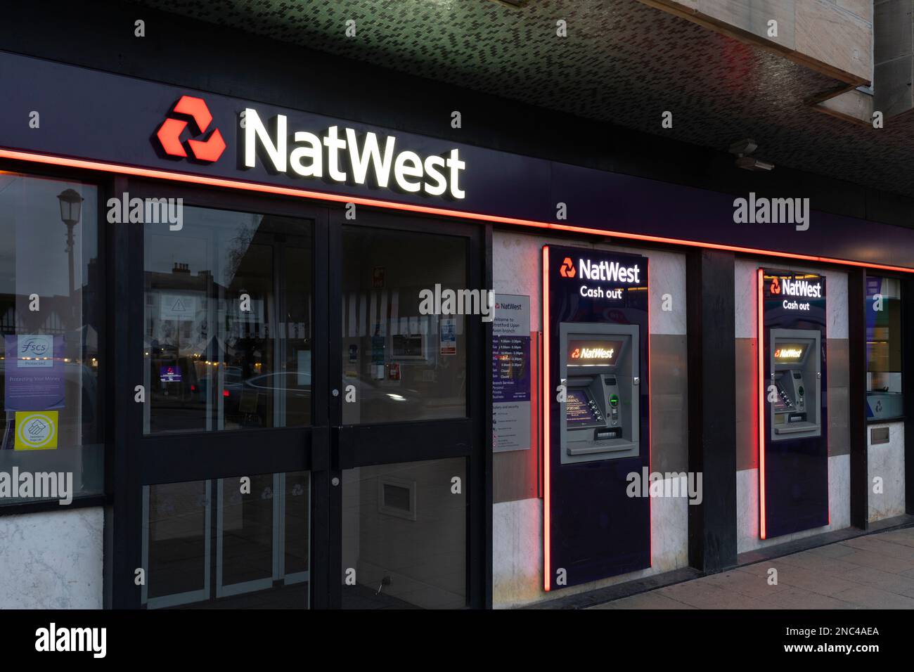 Logo e titoli della banca NatWest e bancomat all'esterno di una filiale di Stratford Upon Avon, Regno Unito. Concetto: Settore bancario del Regno Unito Foto Stock
