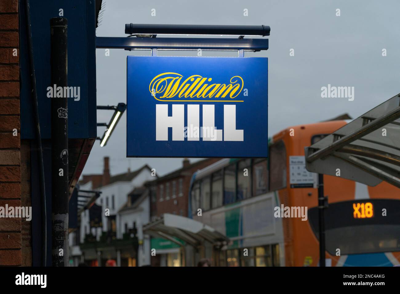 William Hill scommettere negozio cartello sospeso su Wood Street, Stratford Upon Avon, Regno Unito. Tema: Industria delle scommesse nel Regno Unito, giocatori d'azzardo problematici, industria del gioco d'azzardo nel Regno Unito Foto Stock