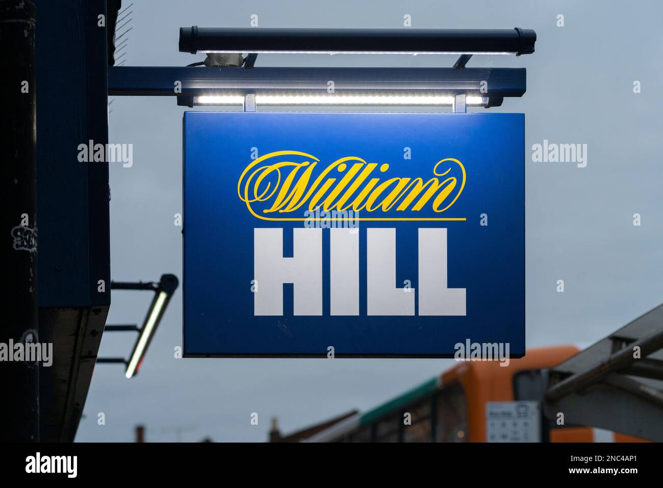 William Hill scommettere negozio cartello sospeso su Wood Street, Stratford Upon Avon, Regno Unito. Tema: Industria delle scommesse nel Regno Unito, giocatori d'azzardo problematici, industria del gioco d'azzardo nel Regno Unito Foto Stock