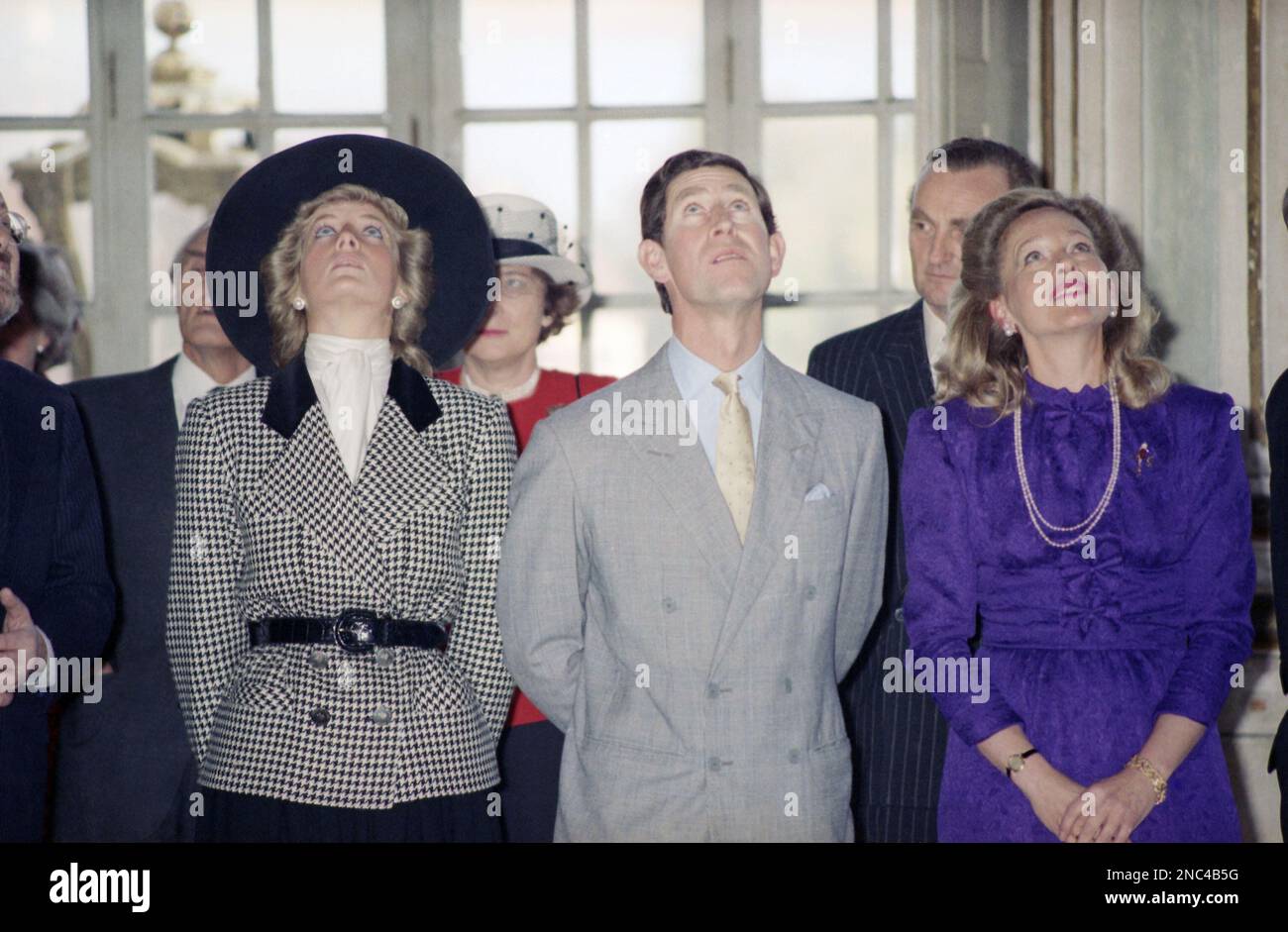Prince Charles and Princess Diana look upwards to look at the decorated ceiling in the Munich Nymphenburg Castle in Munich, Nov. 4, 1987. The British royal couple stays in Munich on their fourth day of their one-week visit. (AP Photo/Claus Hampel) Foto Stock