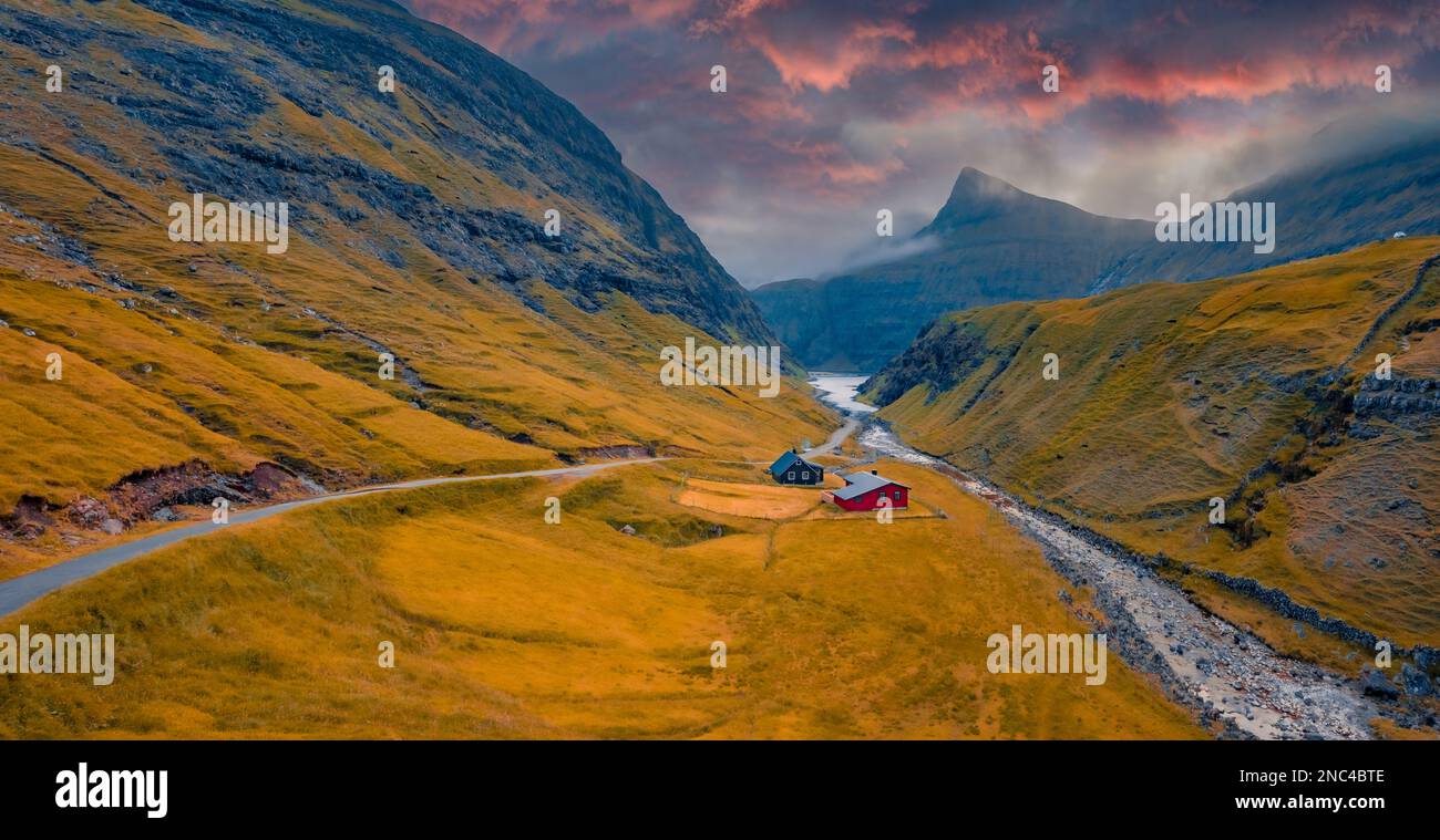 Fantastica vista autunnale dal villaggio di Saksun. Splendida scena serale del canyon di Pollurin, Isole Faroe, Danimarca, Europa. Concetto di viaggio Foto Stock