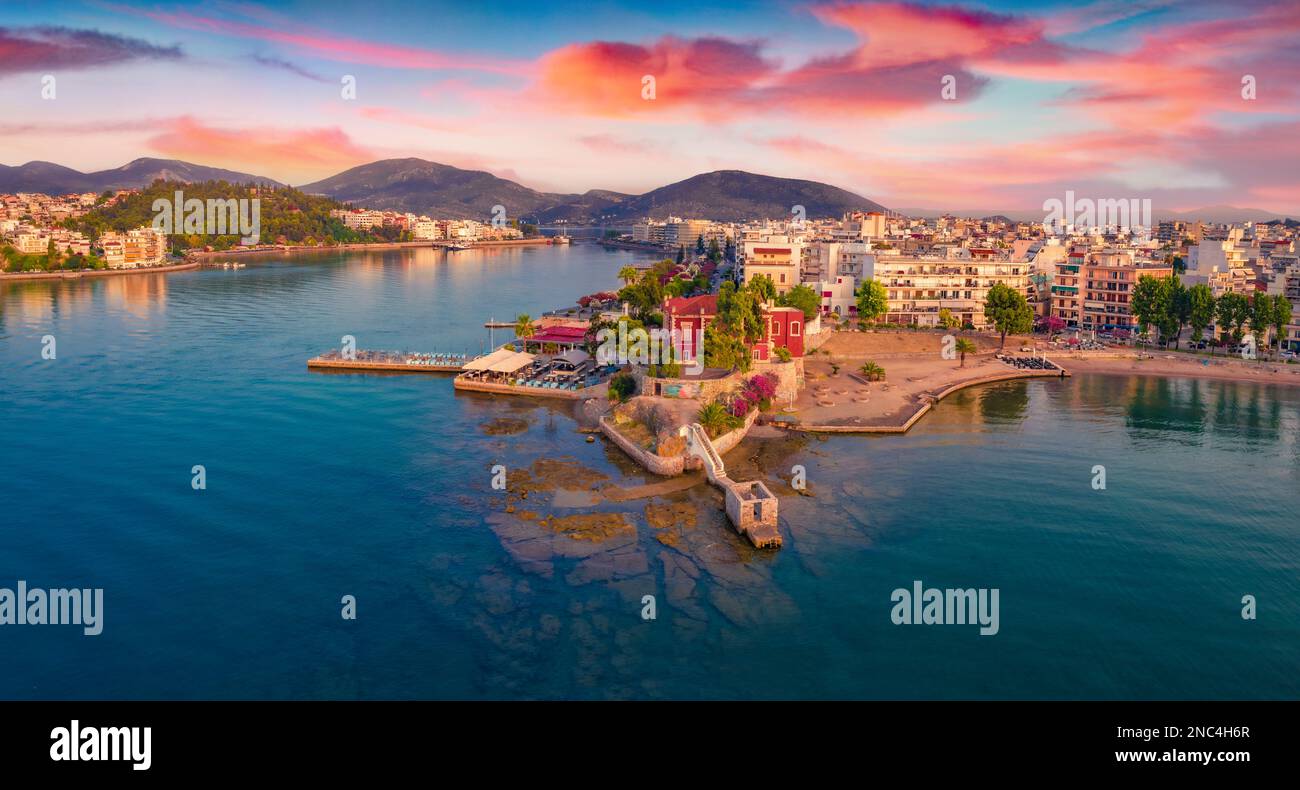 Stupendo paesaggio urbano estivo della città di Chalcis. Spettacolare alba sul Mar Egeo, Golfo dell'Euboea settentrionale. Affascinante scena mattutina dell'isola di Eubea, Grecia, Foto Stock