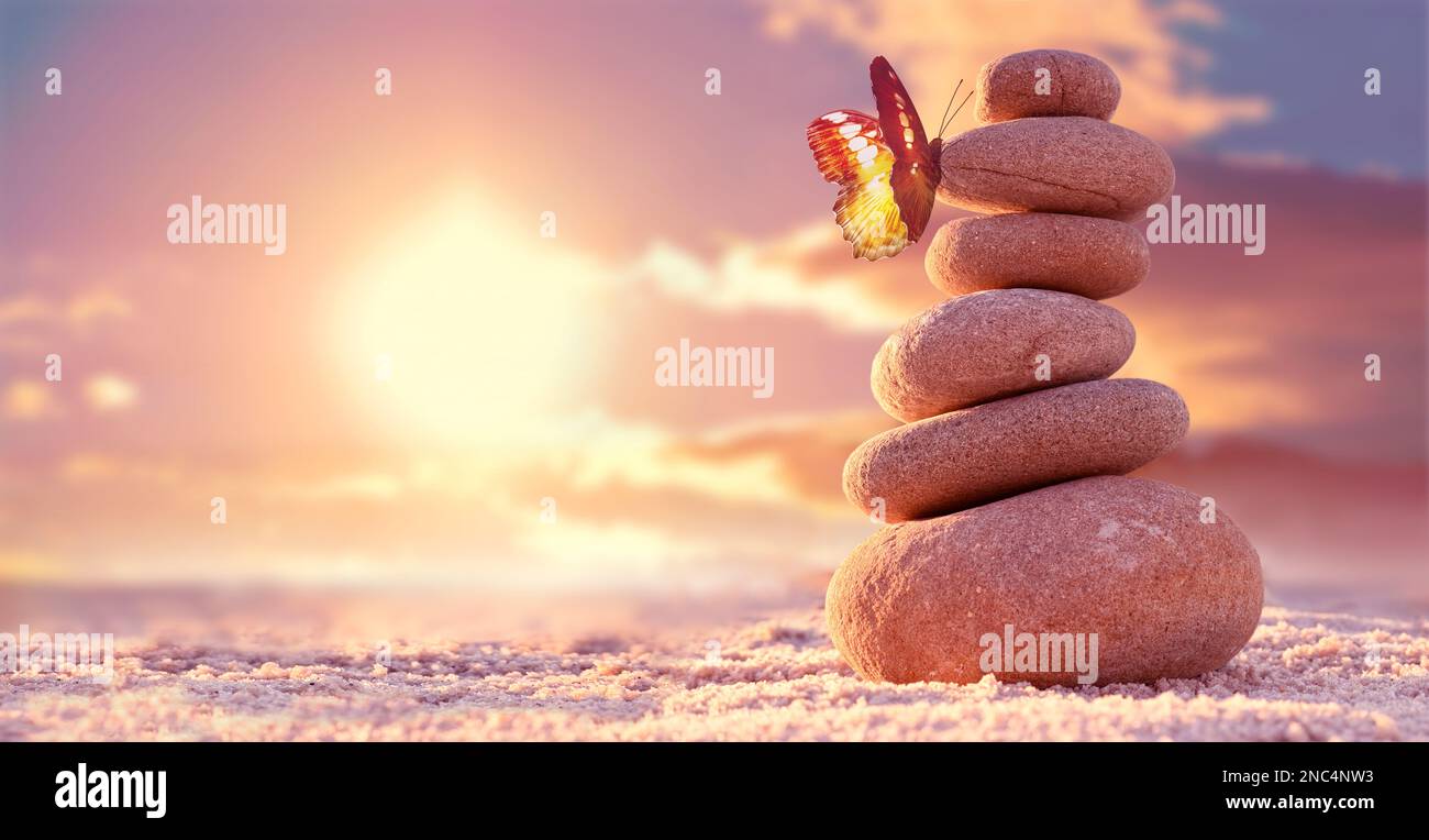 Torre di pietra. Pietra di ciottoli naturale sulla spiaggia. Equilibrio tra corpo, mente, anima e spirito. Pratica di salute mentale. Foto Stock