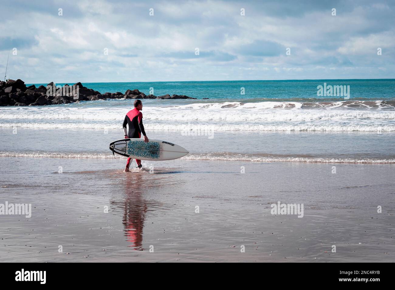 Una persona sconosciuta va a navigare Foto Stock