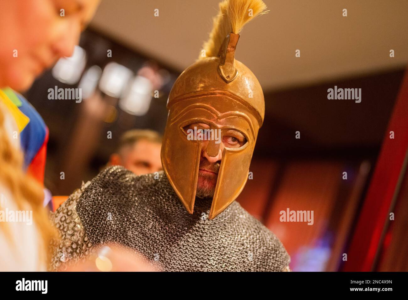 Colonia, Germania. 14th Feb, 2023. Steffen Baumgart, allenatore capo, arriva alla sessione di carnevale del 1. FC Köln. Come romano in armatura pesante, Baumgart ha celebrato la sua prima sessione di carnevale come allenatore della squadra di calcio Bundesliga 1. FC Köln. Credit: Rolf Vennenbernd/dpa - NOTA IMPORTANTE: In conformità ai requisiti della DFL Deutsche Fußball Liga e del DFB Deutscher Fußball-Bund, è vietato utilizzare o utilizzare fotografie scattate nello stadio e/o della partita sotto forma di sequenze di immagini e/o serie di foto simili a video./dpa/Alamy Live News Foto Stock