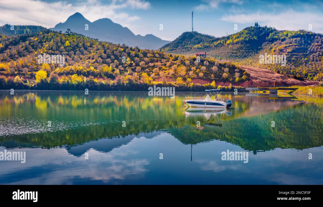 Calma scena estiva del lago Cerkezez. Mattina pittoresca nella campagna albanese. Immagine del concetto di turismo e di viaggio. Foto Stock