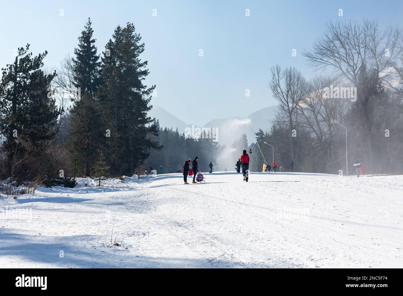 Bansko, Bulgaria - 11 febbraio 2023: Panorama della stazione sciistica invernale bulgara con vista e pendenza delle cime del Pirin Foto Stock