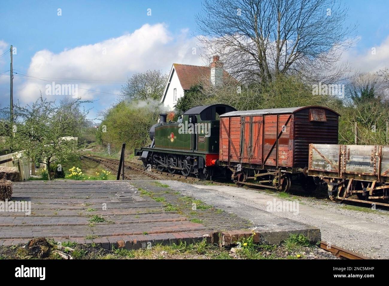 La piccola locomotiva del carro armato Prairie shunt i vagoni della merce nei sidings alla stazione di Cranmore sulla ferrovia del Somerset orientale 2005 Foto Stock