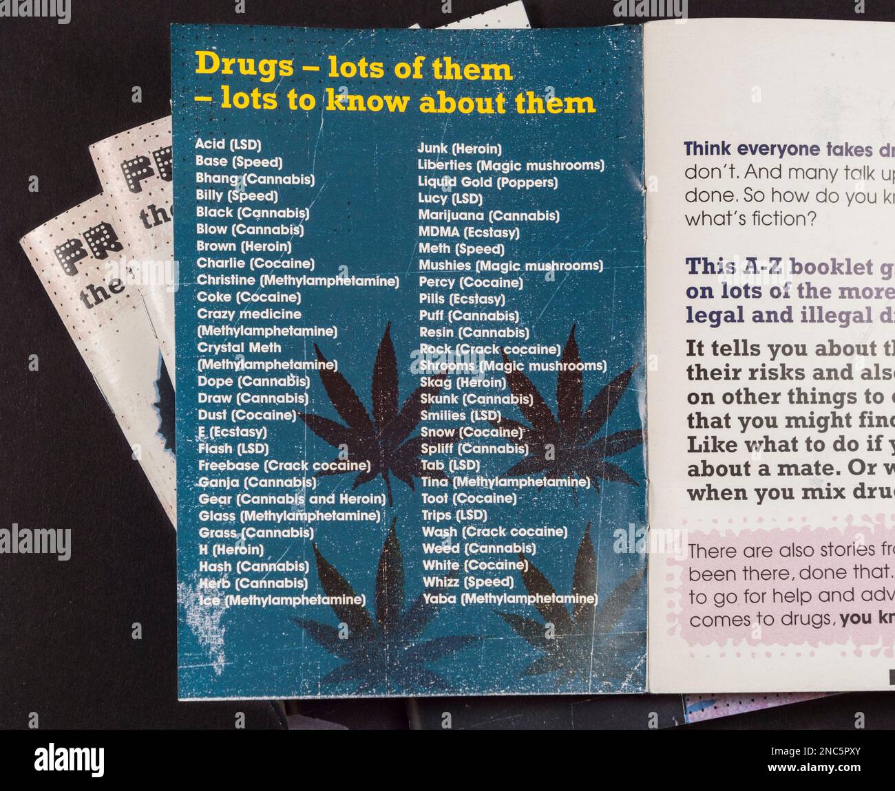 Elenco delle droghe all'interno dell'opuscolo originale "FRANK the truth about drugs" del servizio nazionale di consulenza antidroga del Regno Unito istituito nel 2003. Foto Stock