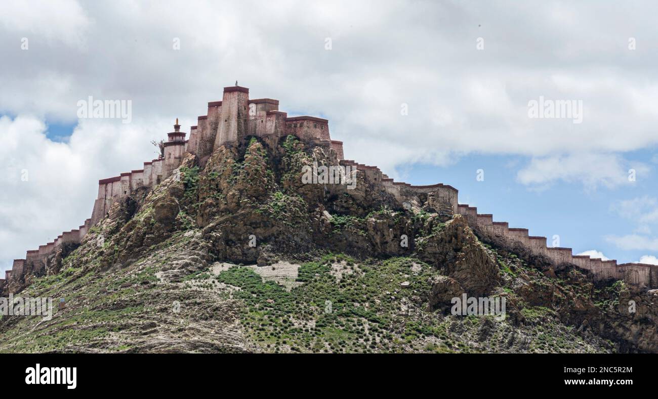 Gyantse Dzong o Fortezza di Gyantse è uno dei dzong meglio conservati in Tibet, arroccato sopra la città di Gyantse su un enorme sperone Foto Stock