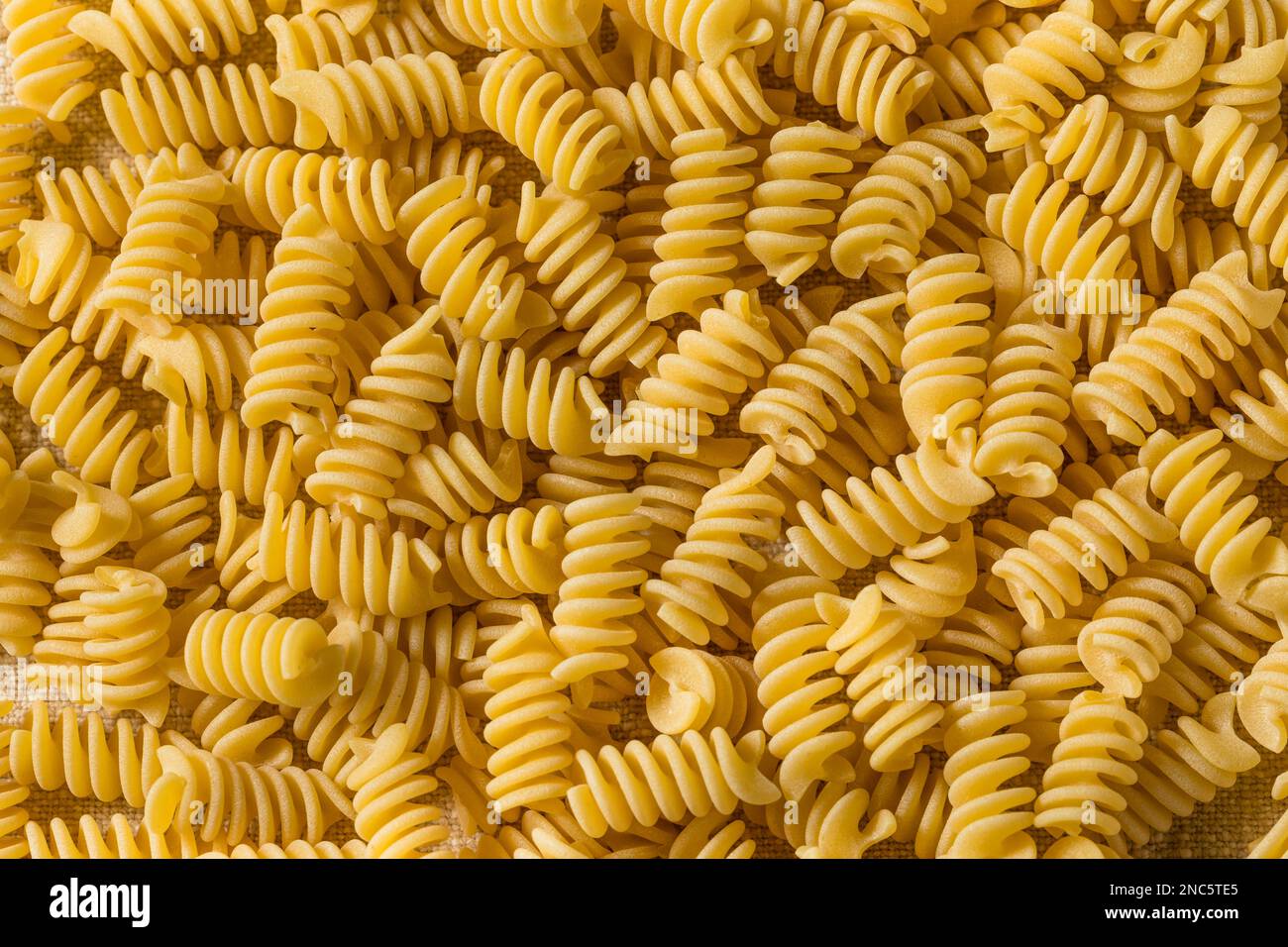 Pasta secca di Fusilli biologica cruda in una ciotola Foto Stock