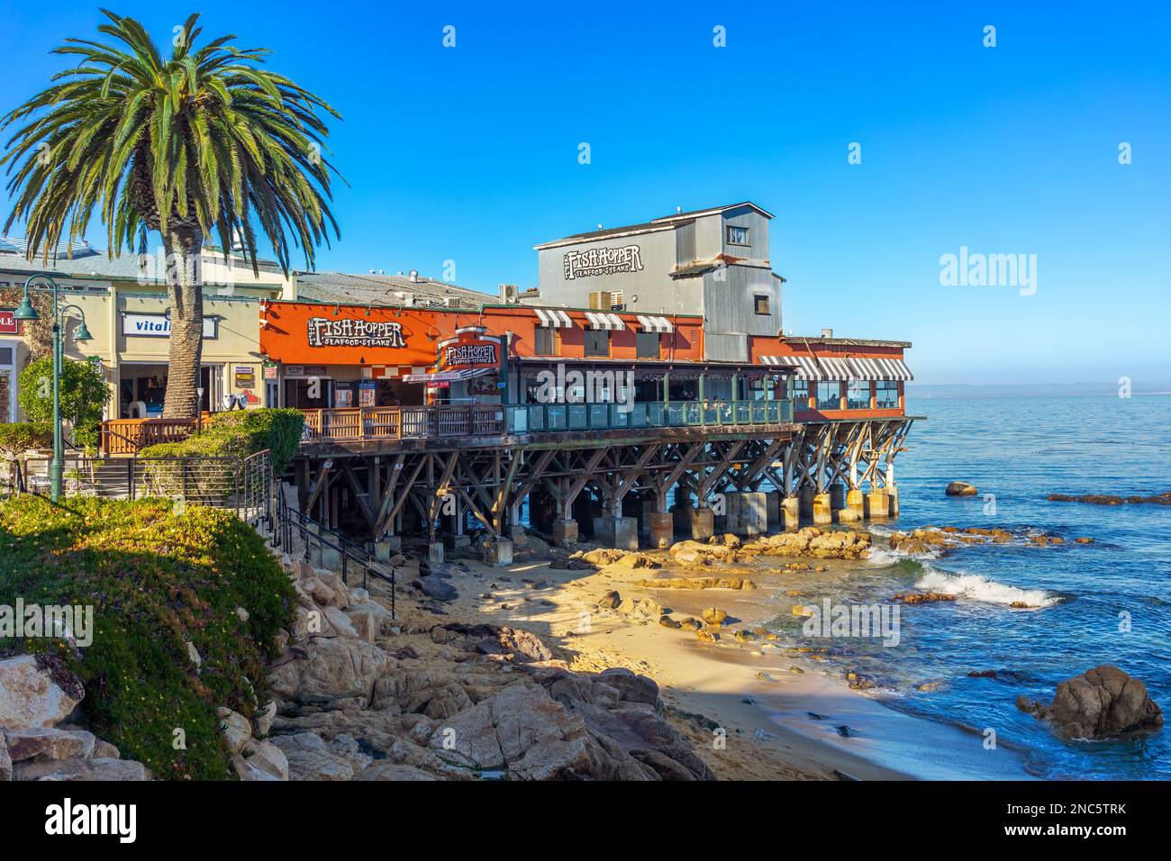 Monterey, California, USA – 16 dicembre 2022: Ristorante Fish Hopper su un molo e vista sulla baia di Monterey a Monterey, California. Foto Stock
