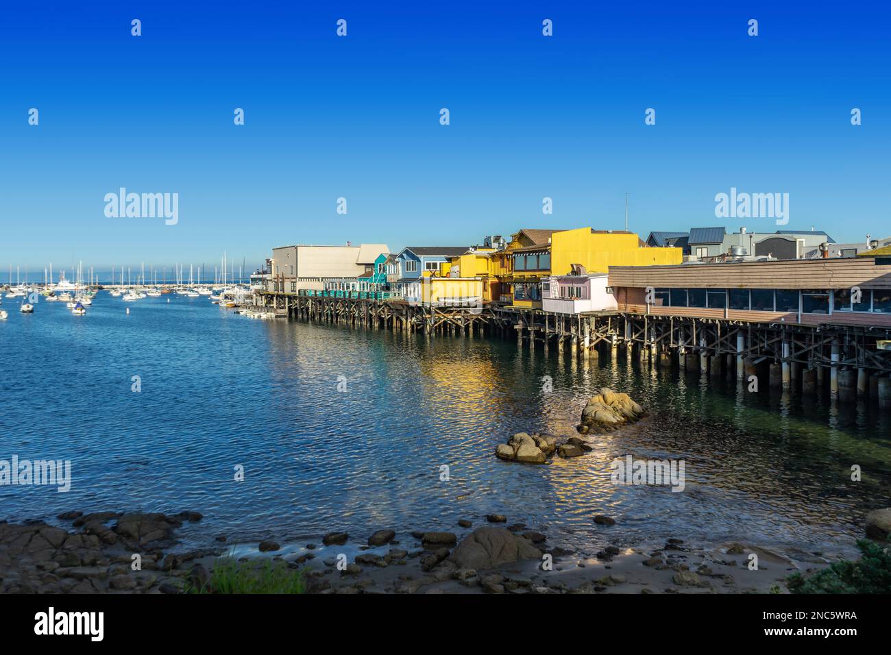 Monterey, CA, USA – 17 dicembre 2022: Vista dalla riva del Fisherman's Wharf a Monterey, California. Foto Stock