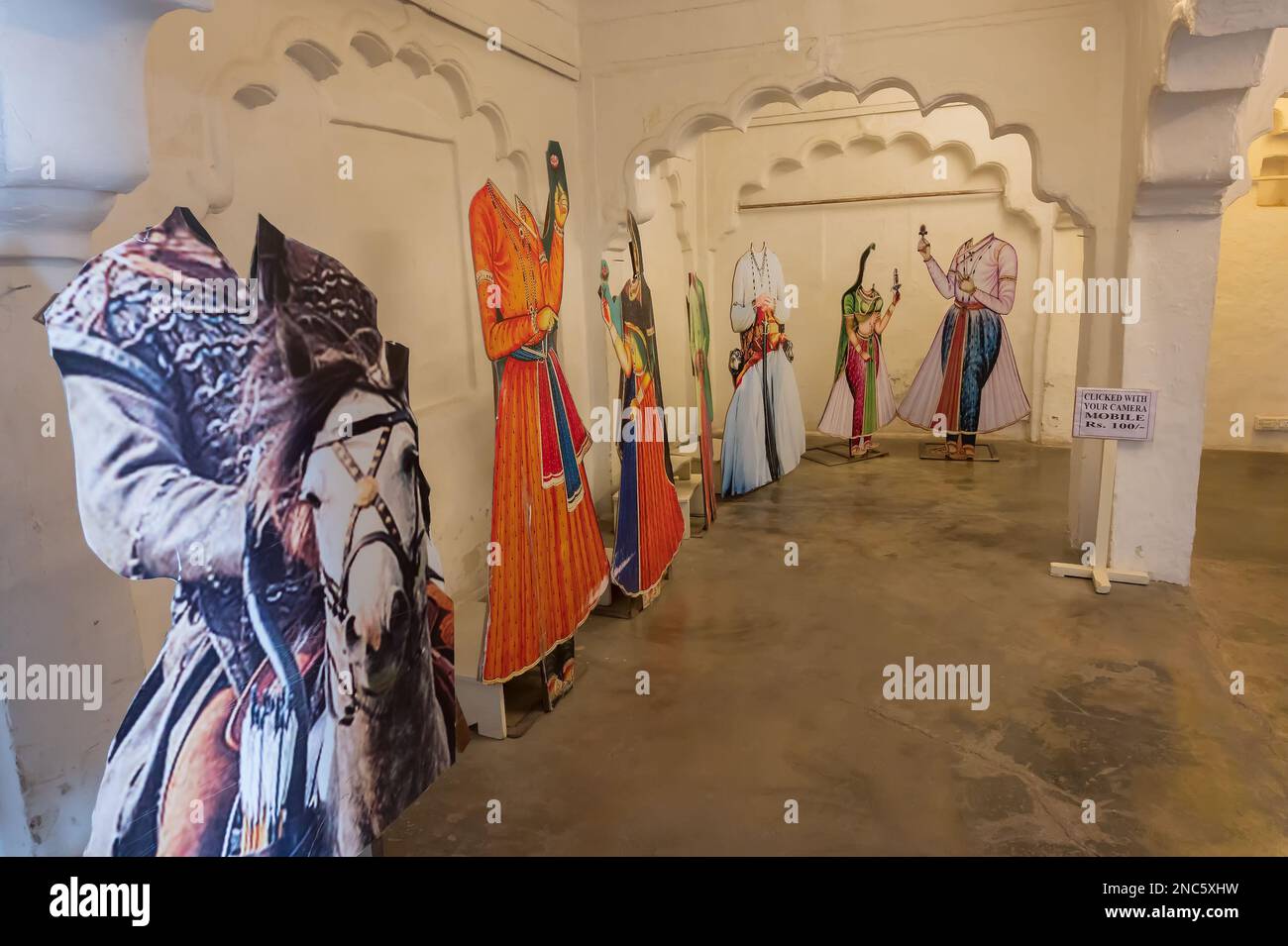 Jodhpur, Rajasthan, India - 19 ottobre 2019: Ritagli di abiti antichi firmati di Rajput Maharajas e Maharanis , conservati al forte di Mehrangarh. Foto Stock