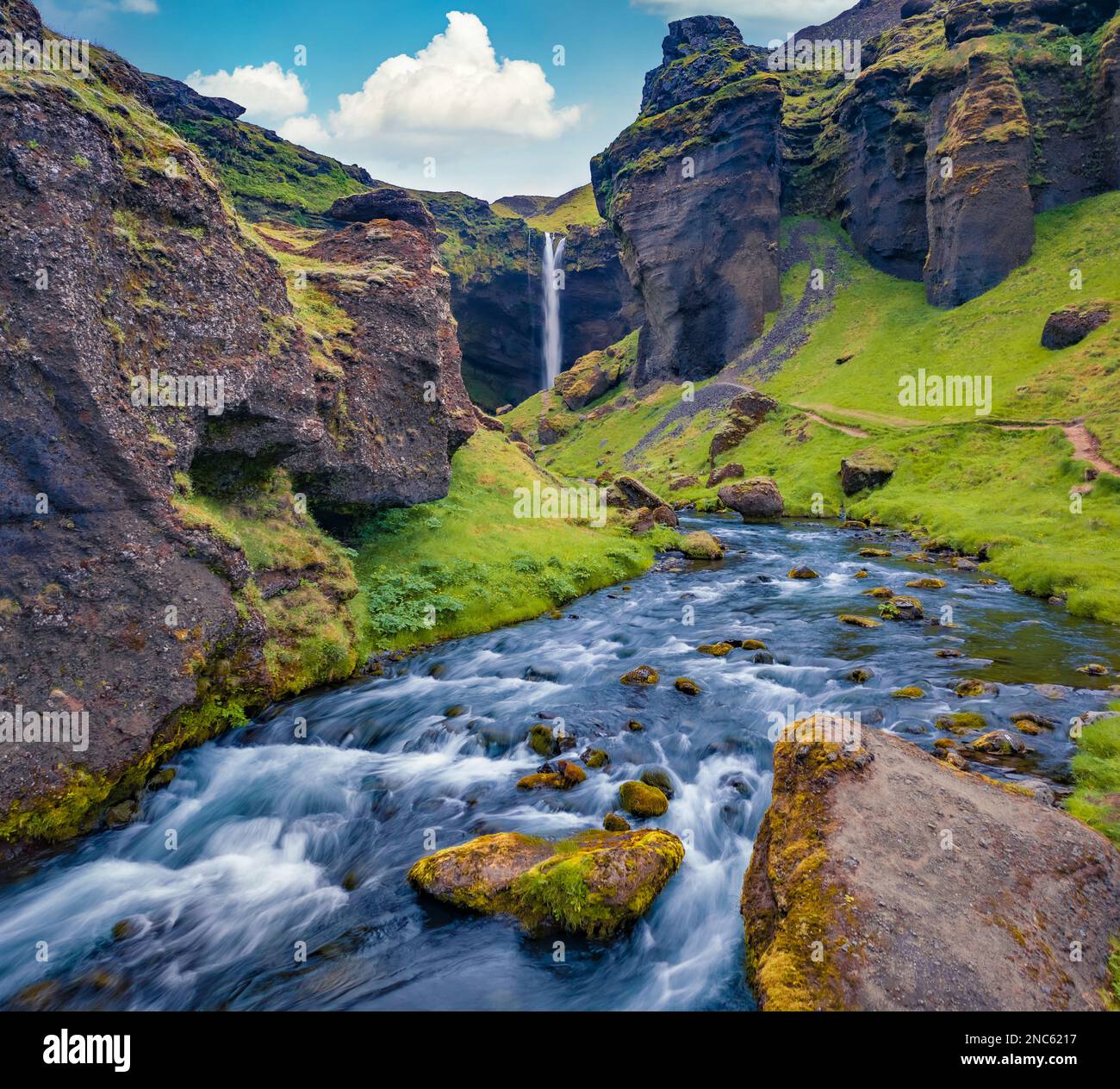Splendida vista estiva della cascata di Kvernufoss. Impressionante scena mattutina di acqua pura fiume in Islanda, Europa. Bellezza della natura concetto sfondo. Foto Stock