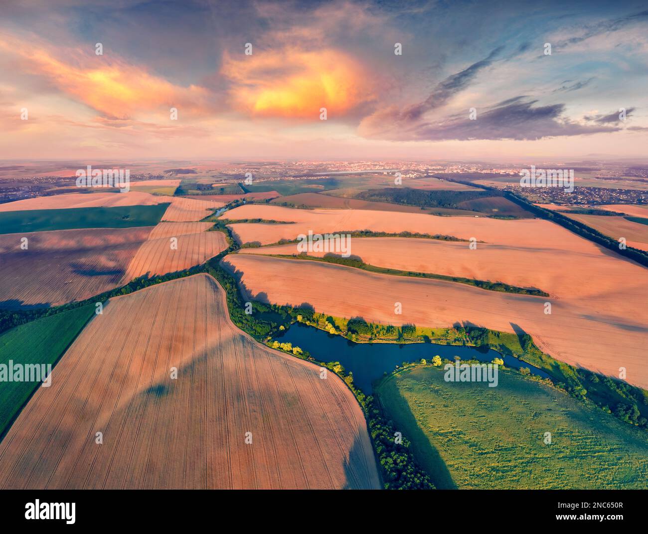 Stupendo panorama estivo dal drone volante del fiume a forma di albero tra il campo di grano. Meravigliosa alba nella campagna Ucraina, Ucraina. Foto Stock