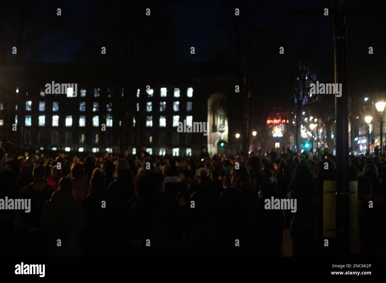 Bristol, Regno Unito, 14th febbraio 2023. Candlelit Vigil su College Green per l'adolescente trans Brianna Ghey, che è stato trovato ucciso a Cheshire il Sabato. Foto Stock